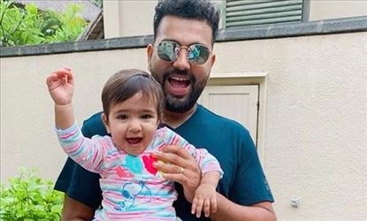 মেয়ের সঙ্গে ক্রিকেট খেলছেন গৃহবন্দি রোহিত শর্মা, ভাইরাল ভিডিয়ো