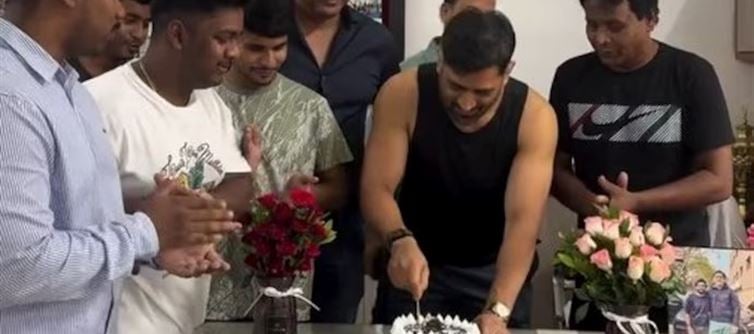 సన్నిహిత మిత్రులతో కలిసి కేక్ కట్టింగ్‌ చేసిన ధోని..?