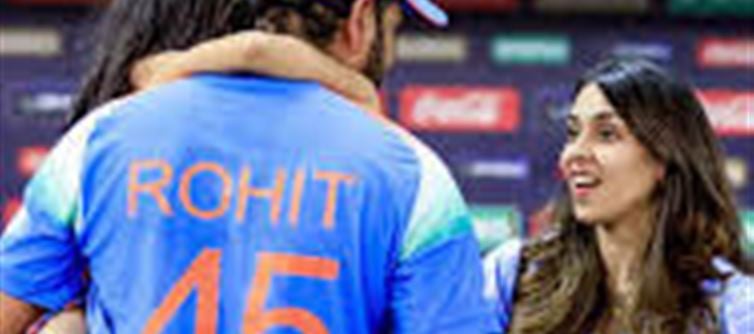 'Rohit Sharma Stand' Wife Ritika cried when husband honored!
