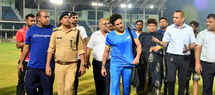 Sachin Tendulkar teaches how to clean the grip