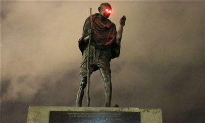 महात्मा गांधीच्या पुतळ्याची विटंबना, डोळ्यांना लावले LED लाइट