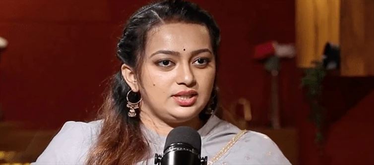 టివి: మాల్స్ ఓపెనింగ్ కీ కూడా కమిట్మెంట్ ఇవ్వాల్సిందే..హాట్ బాంబు పేల్చిన ఎస్తర్..!