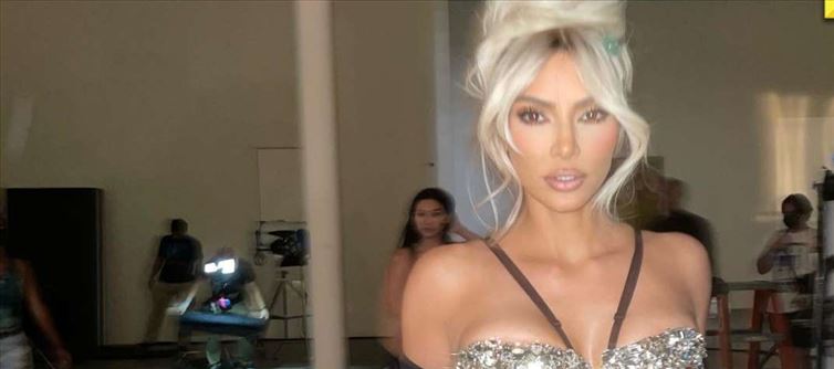 Kim Kardashian struggles to walk in super-tight gown - Viral Video