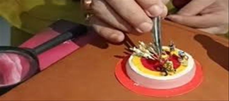 Soma Mukherjee Creates Intricate Micro Art Depicting Mahabharata Scene