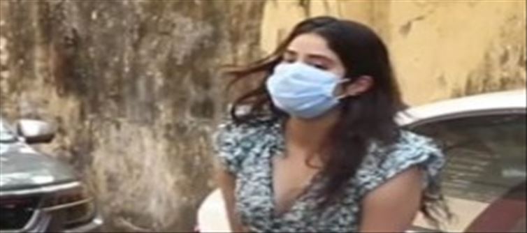 Video: Janhvi's Oops Moment in front of the Media