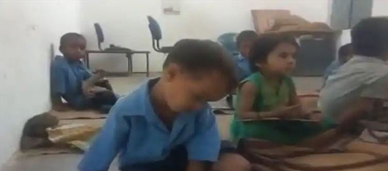 వైరల్ : పాఠాలు వింటూ సుఖంగా నిద్రపోతున్న బాలుడు?