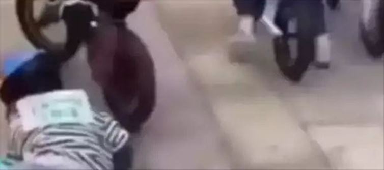 Viral Video : కింద పడ్డ తగ్గేదేలే అంటూ గెలిచిన బుడ్డోడు..!!