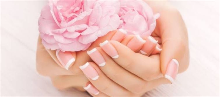 ఆడవాళ్ళ గోళ్లు కాంతివంతంగా మెరవాలంటే ఇలా చేయండి..!